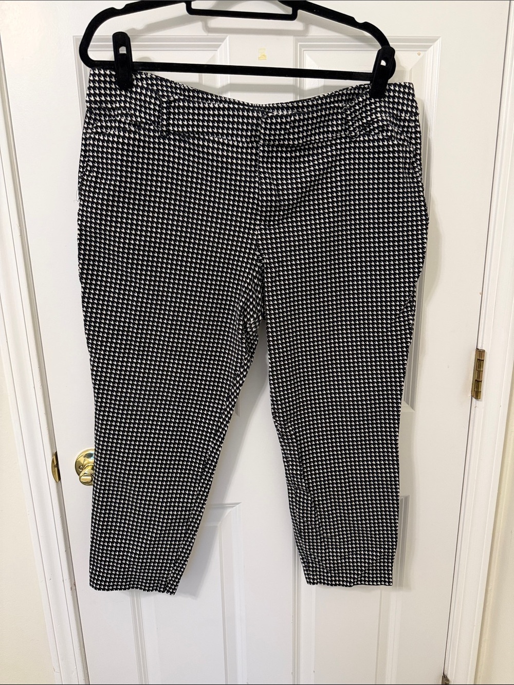 Old Navy Black and White Houndstooth Skinny Pixie Pants 20